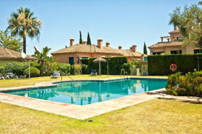The Fairway Vista, Your Luxury Retreat with a Quiet Pool, Guadiaro
